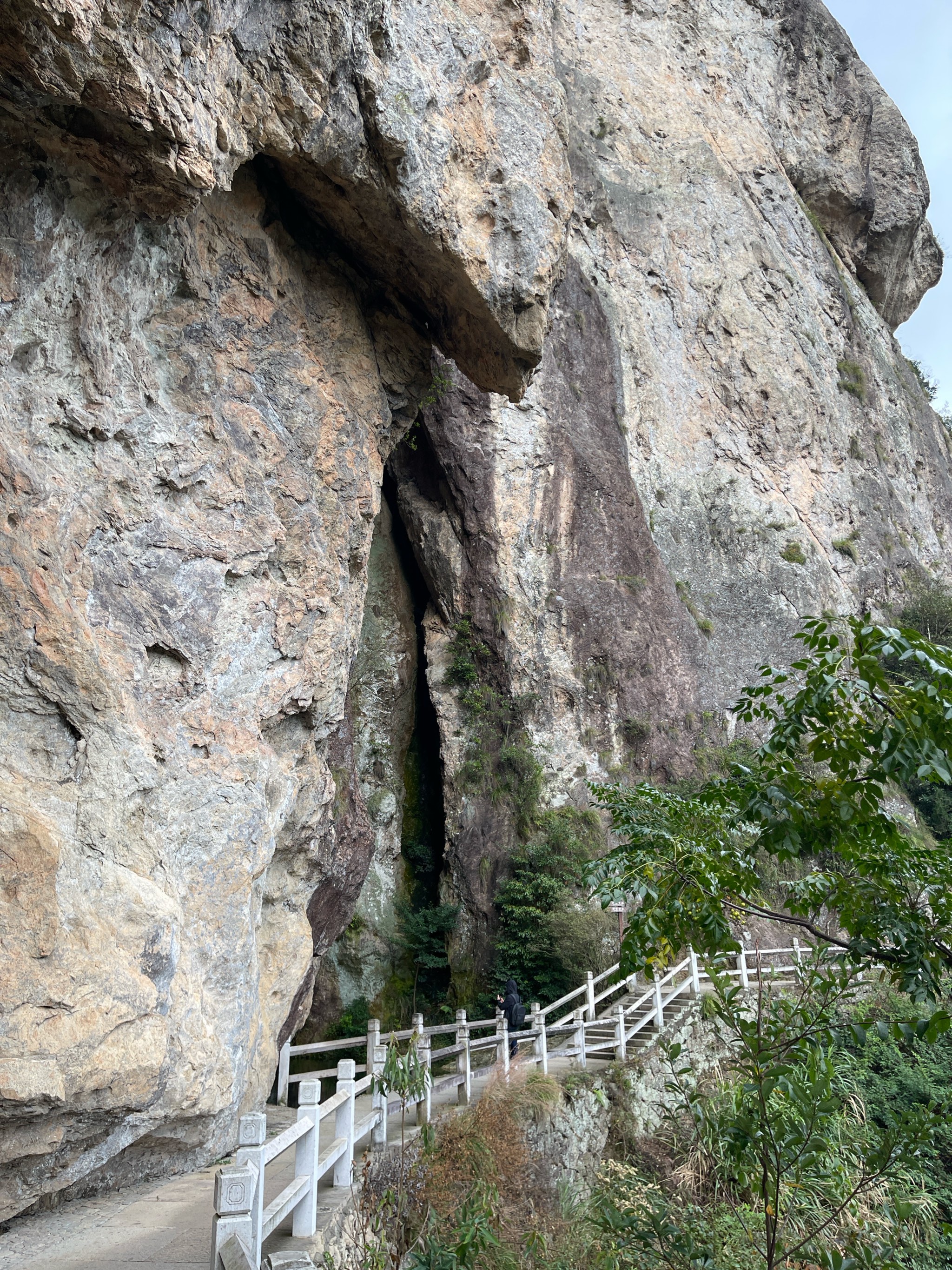 黑石岩窟黑石岩窟，神秘的自然奇观-第1张图片