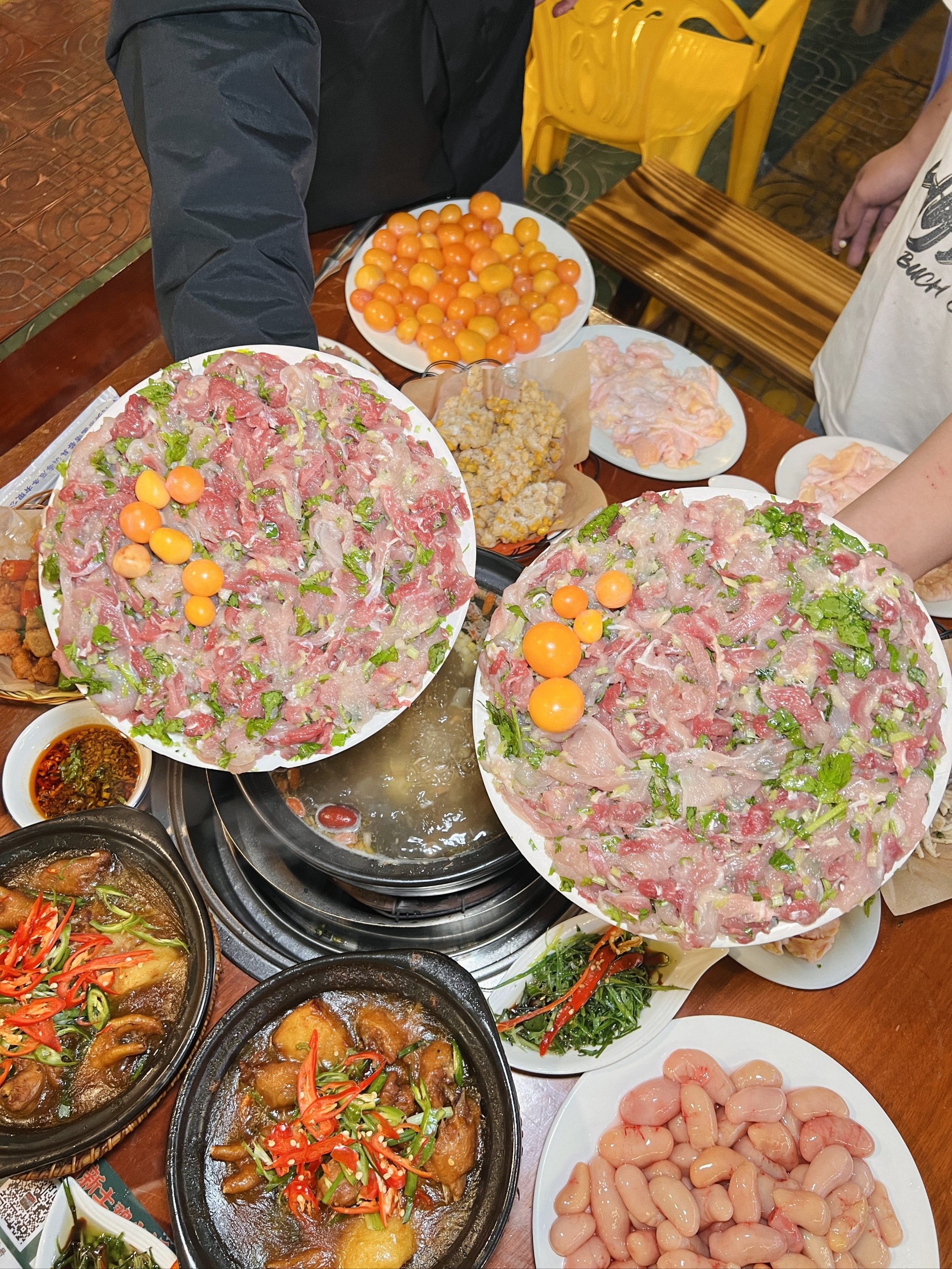 与女友共享美食的体验，她对吃鸡的热爱