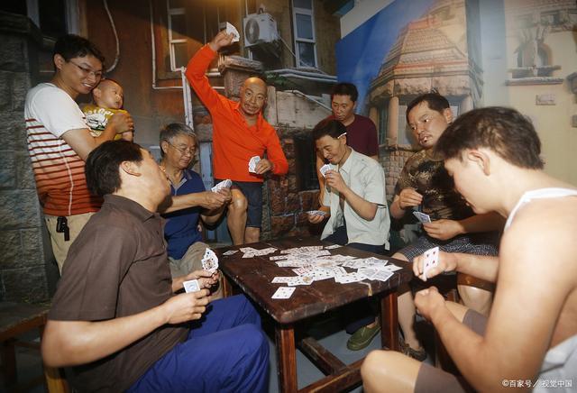 在洗手间打扑克又疼又叫洗手间扑克游戏，刺激与挑战的交织-第2张图片