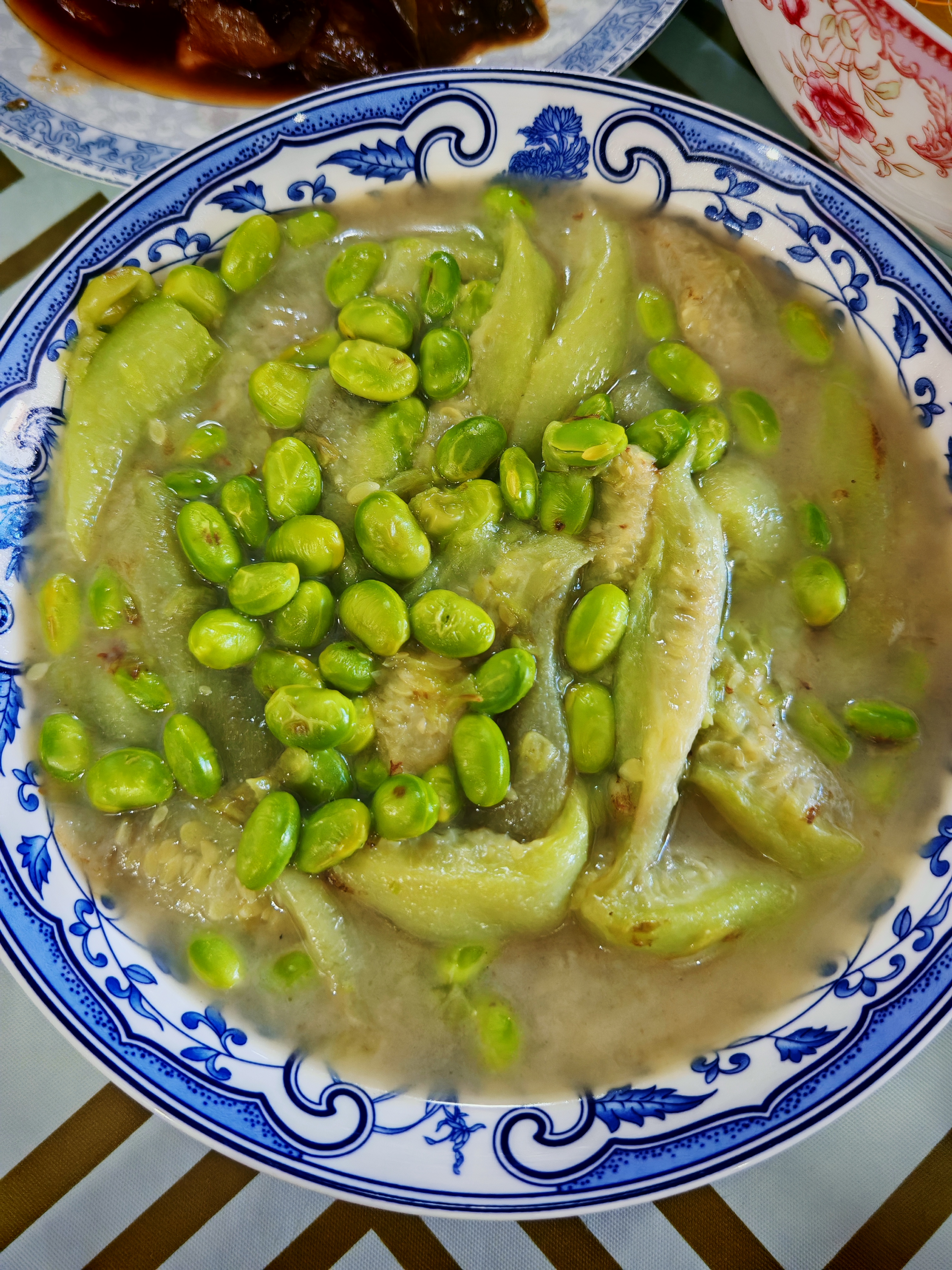 夏日缤纷果蔬之旅——芒果、草莓、茄子、丝瓜、黄瓜的奇妙世界-第1张图片