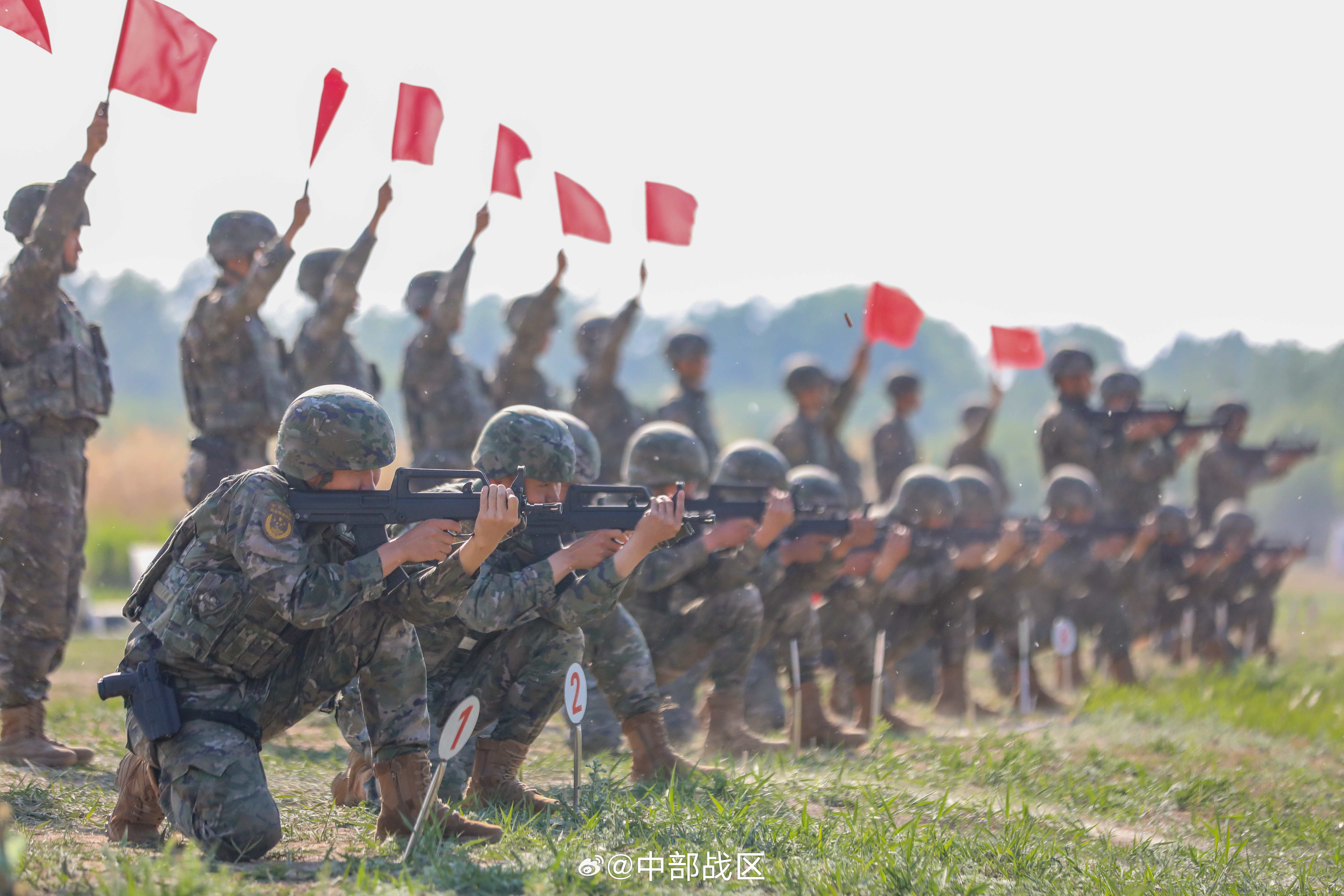 运动员举重时的一声呐喊——力量与决心的交响曲-第1张图片