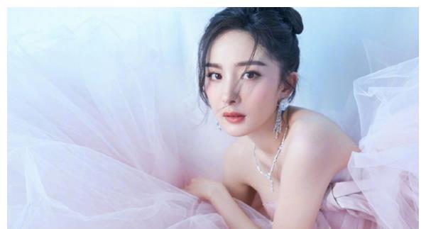 杨幂养小鬼照片，网络谣言还是真实事件？