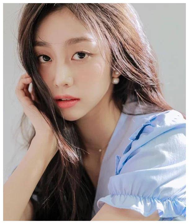韩国性感女主播，魅力四溢的荧屏新星