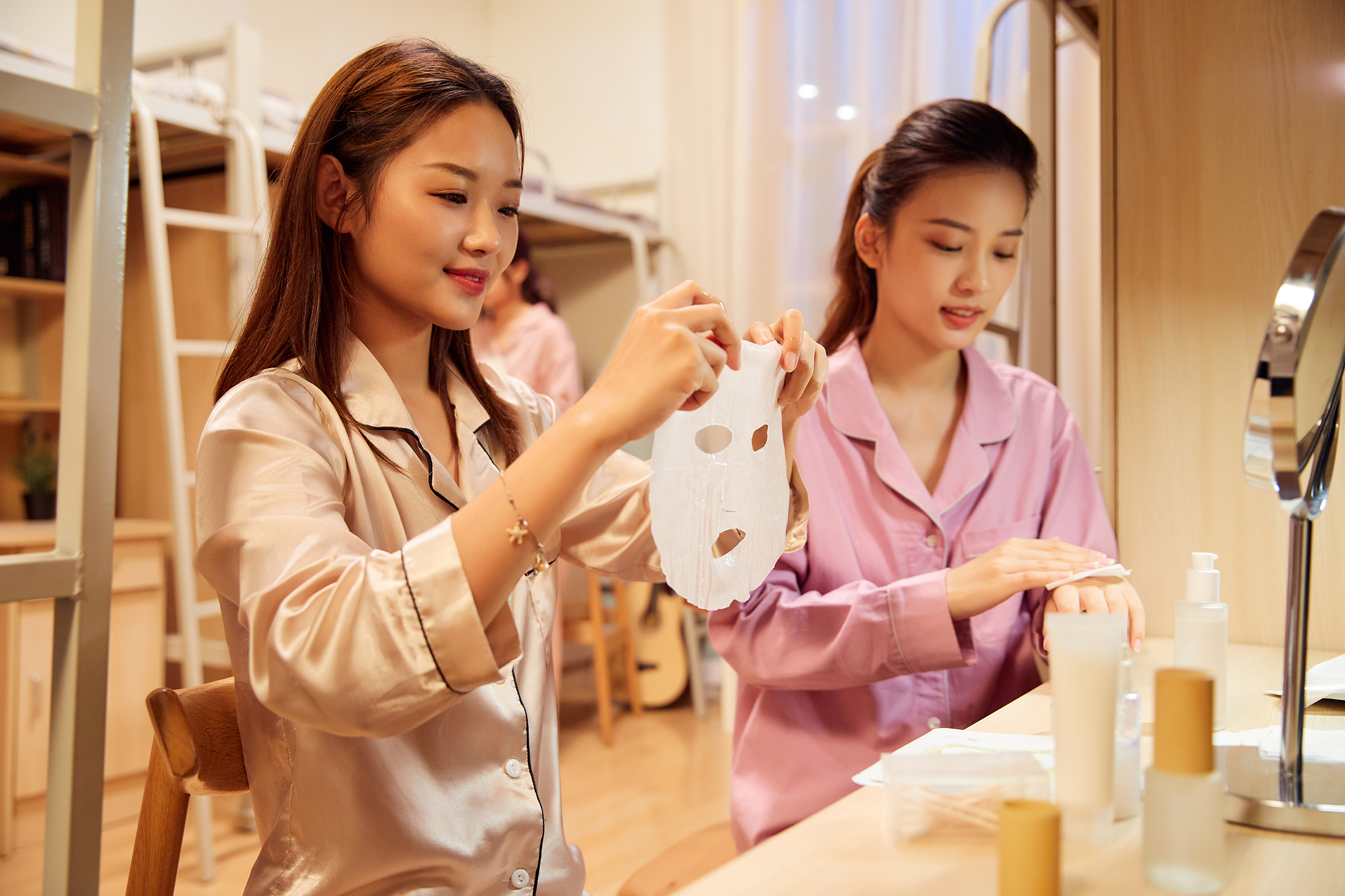 一边亲着一面膜胸口免费入口一边亲着一面膜胸口，一种独特的情感表达-第1张图片