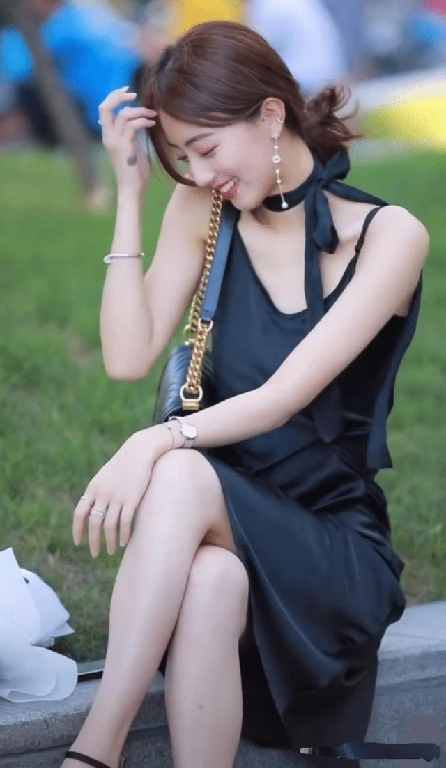 丰满少妇被猛烈进AV毛片丰满少妇在AV毛片中的猛烈体验-第1张图片