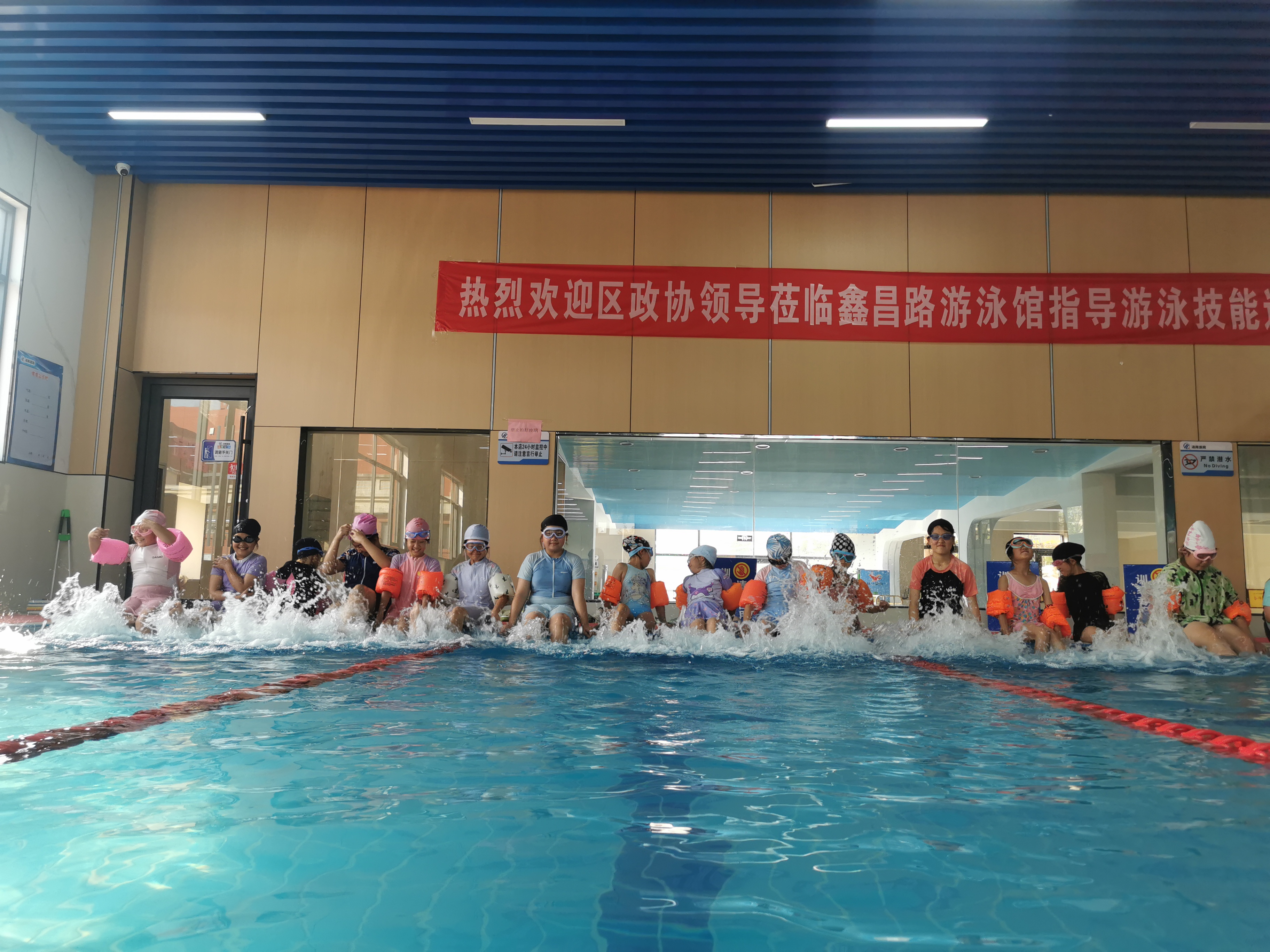 上游泳课我们全班都光着下水全班共赴游泳课，我们齐光下水-第2张图片