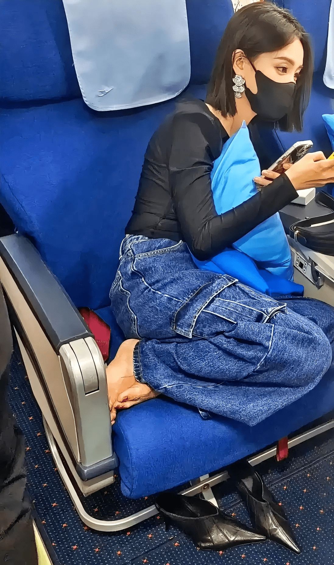 美女脱了内裤张开腿让男人添软件不雅内容与道德伦理的探讨-第3张图片