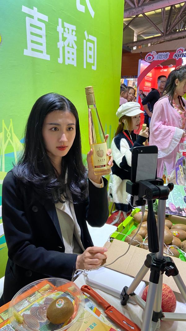 忘忧草直播，探索现代网络直播的魅力与影响-第1张图片