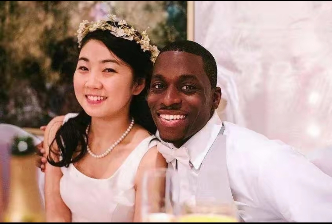 人妻被黑人猛烈进入A片探讨成人影片中的角色扮演与文化差异——以人妻被黑人猛烈进入为例-第3张图片