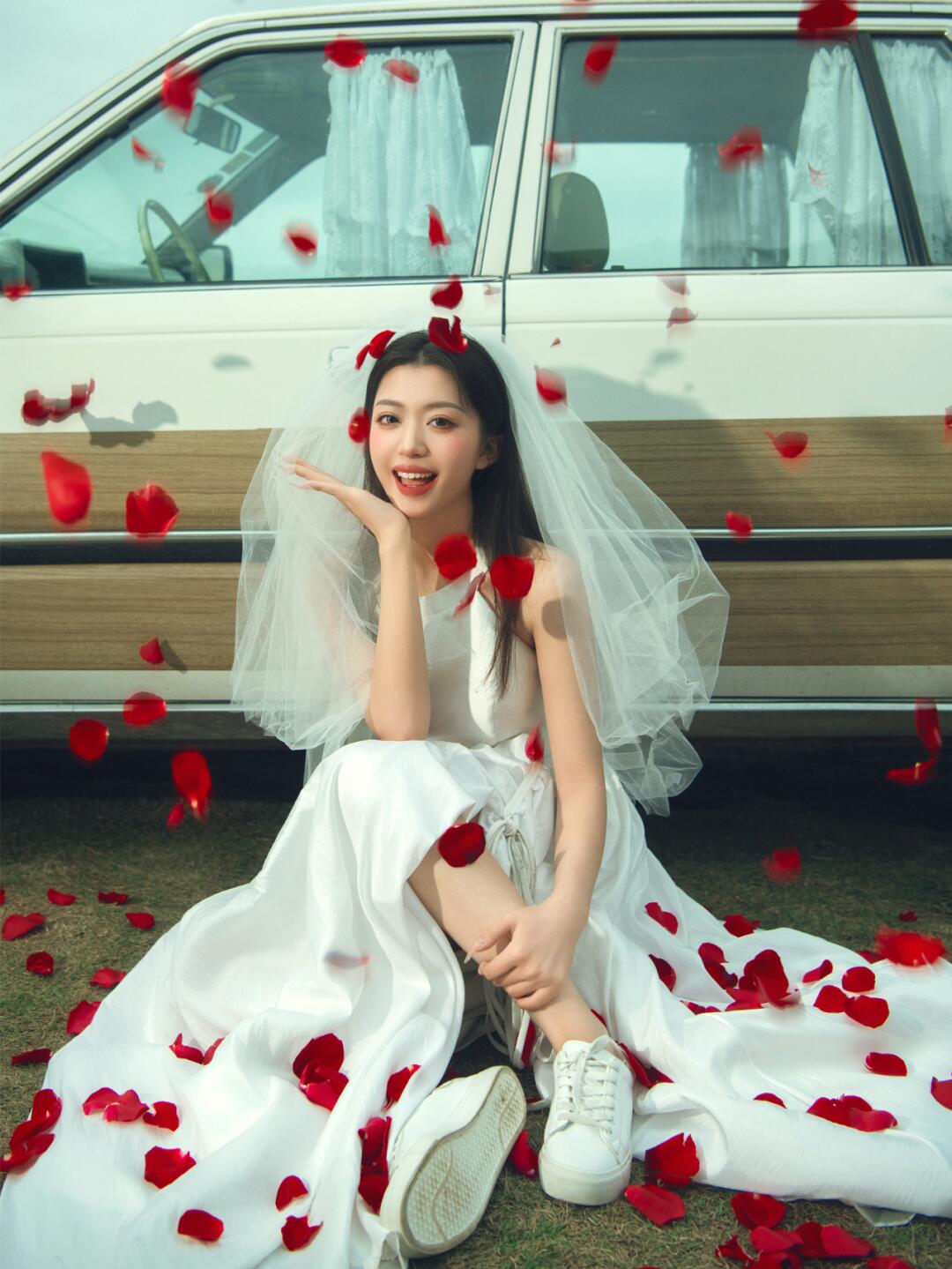 结婚穿婚纱在婚车要了她婚纱之下的爱情与婚车中的承诺-第1张图片
