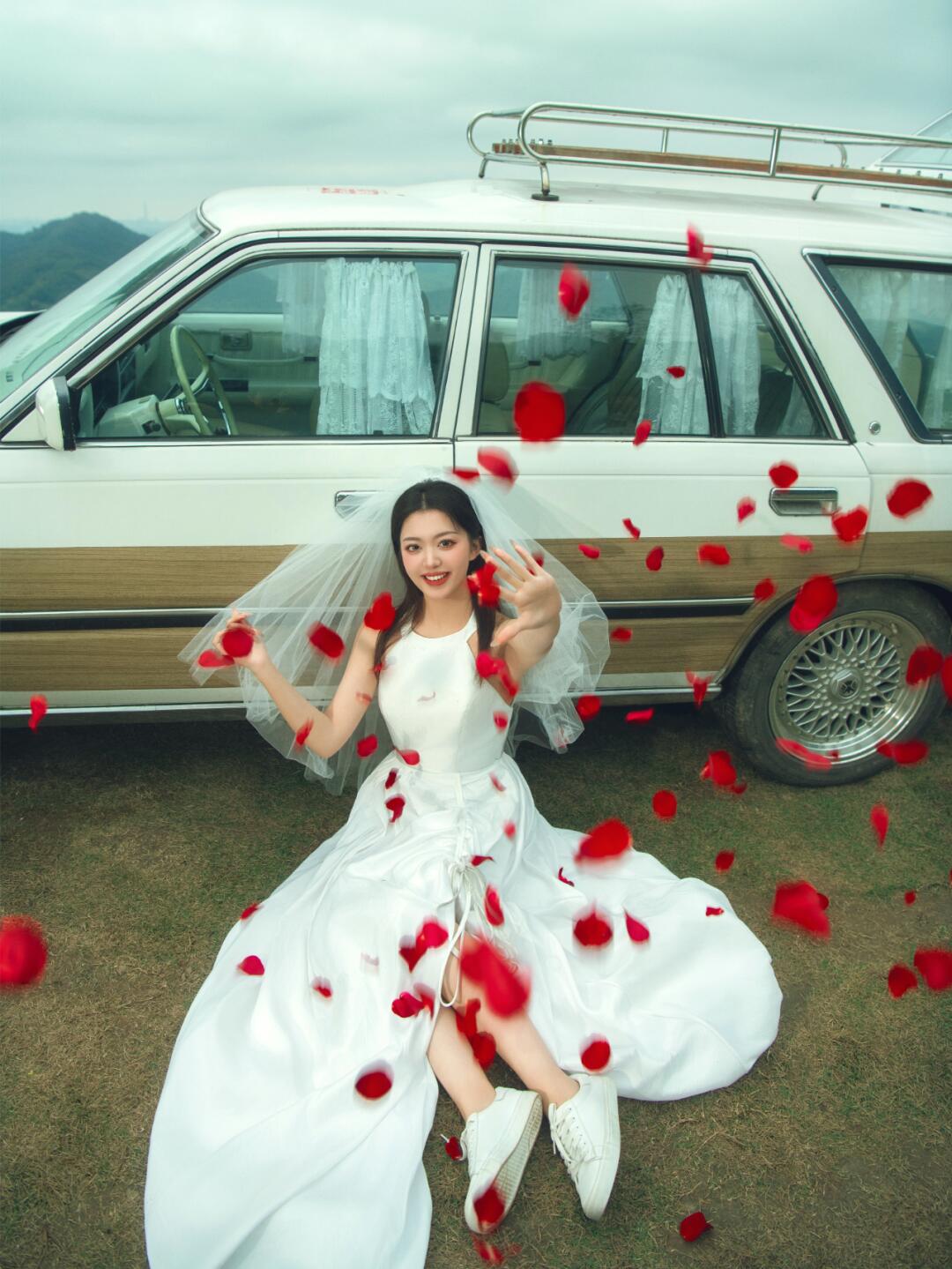 结婚穿婚纱在婚车要了她婚纱之下的爱情与婚车中的承诺-第3张图片