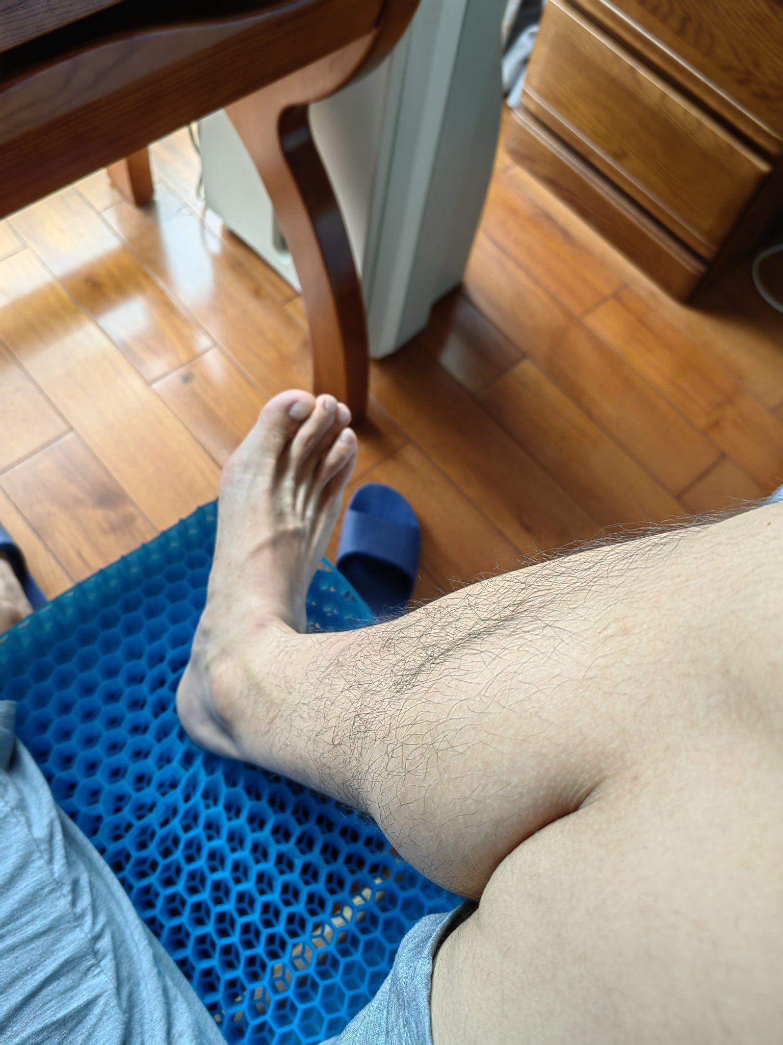 男生腿上的一次奇妙体验-第1张图片