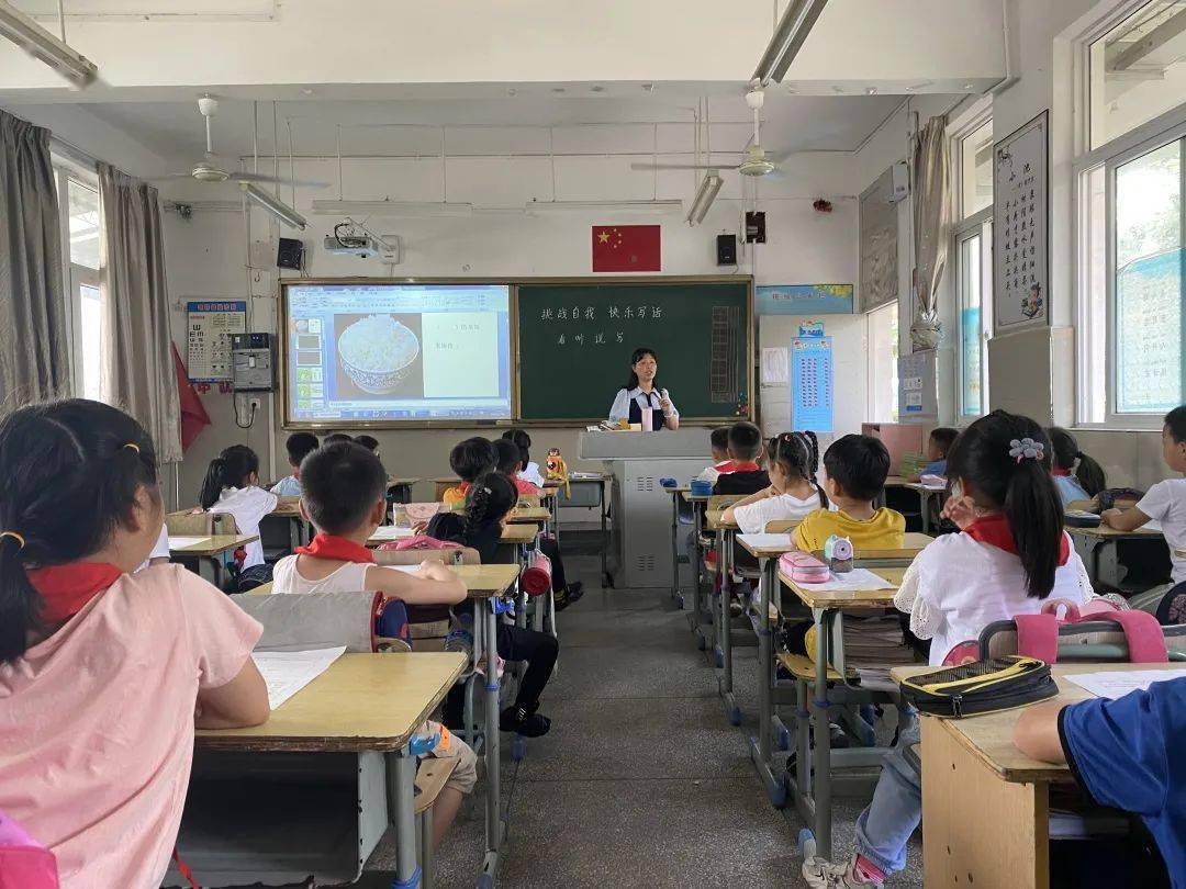 老师答错一题少一件衣服，一场别开生面的课堂挑战-第3张图片