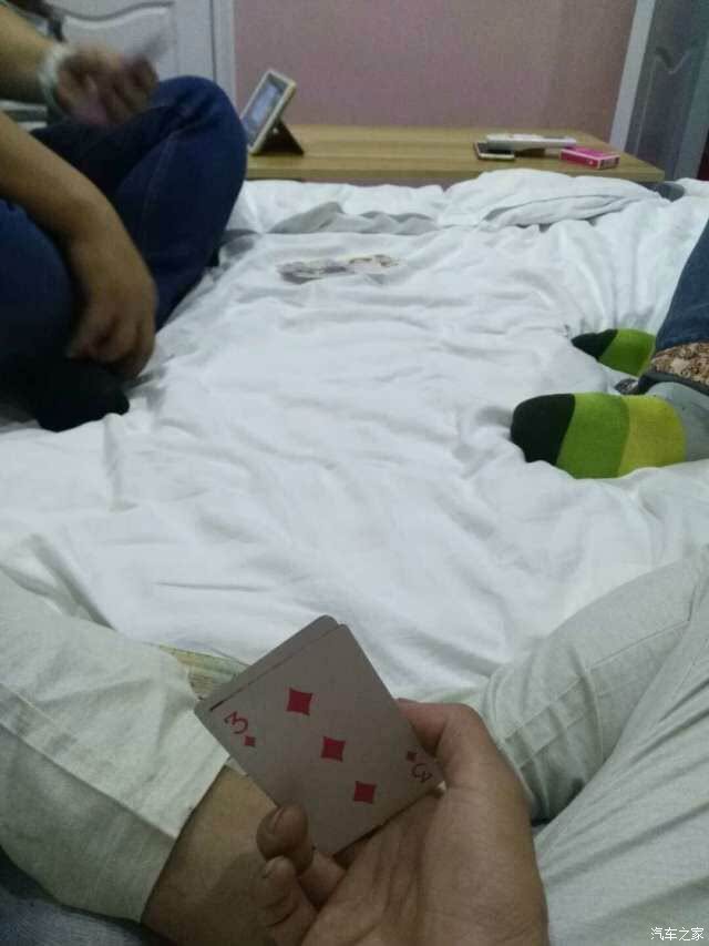 双人床上扑克长段视频的正面观察-第3张图片