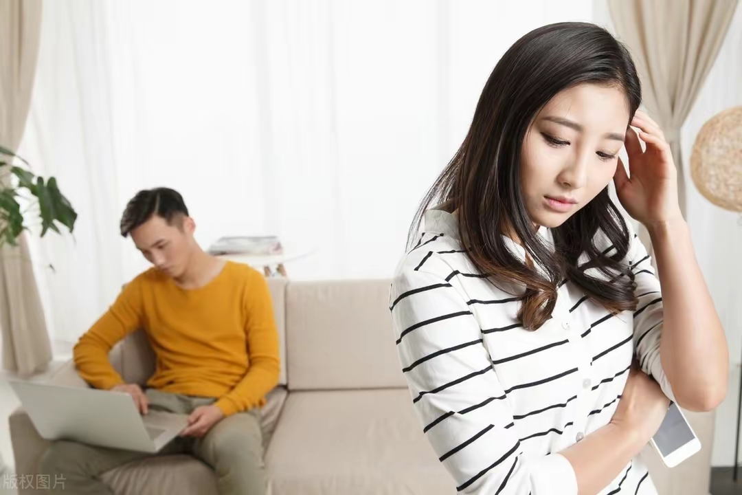 当着老婆的面跟她闺蜜与闺蜜共处时，如何妥善处理与妻子的关系-第1张图片