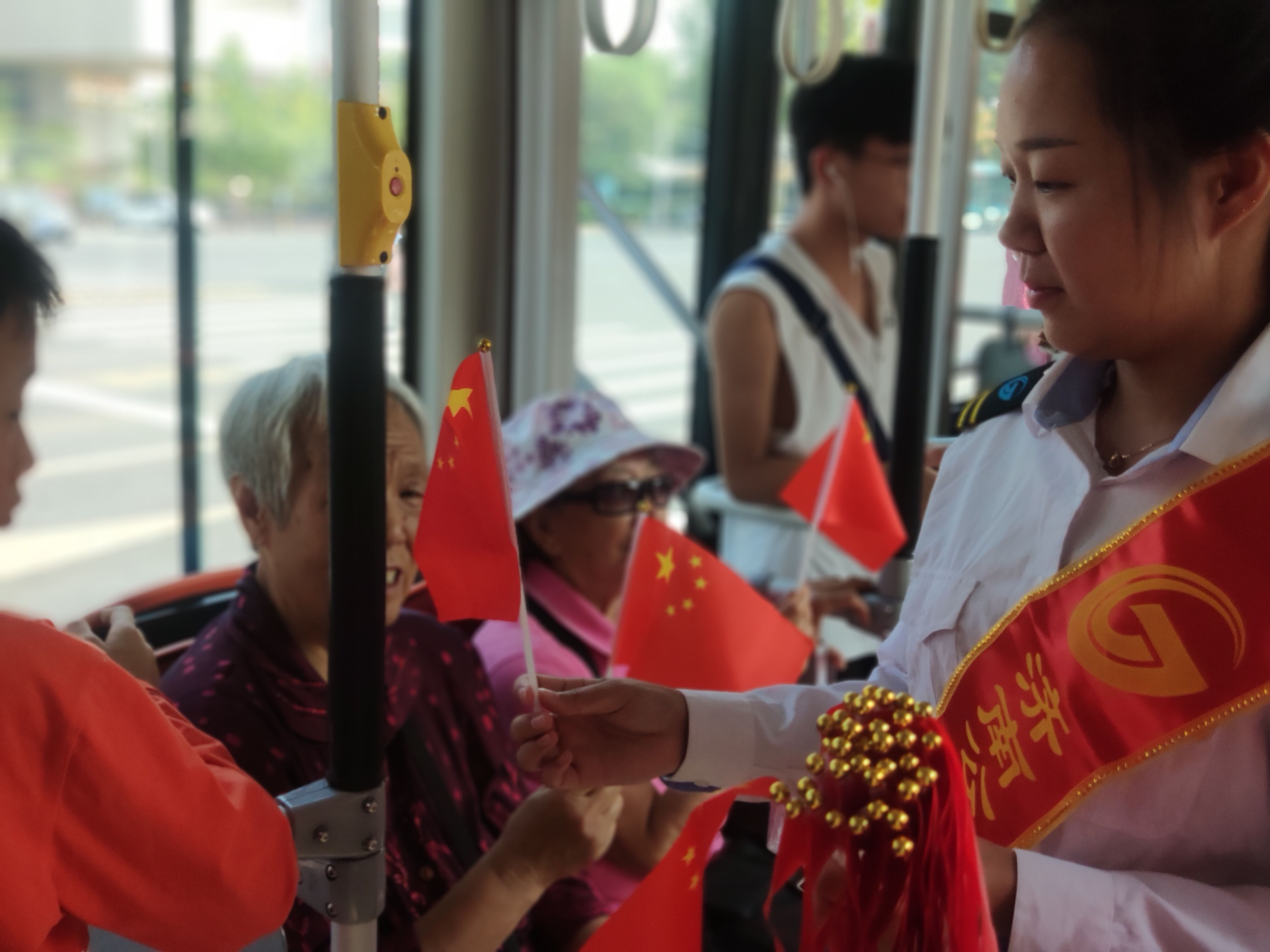 坐公交车最后一排轻一点坐公交车最后一排的微妙体验，轻一点的生活态度