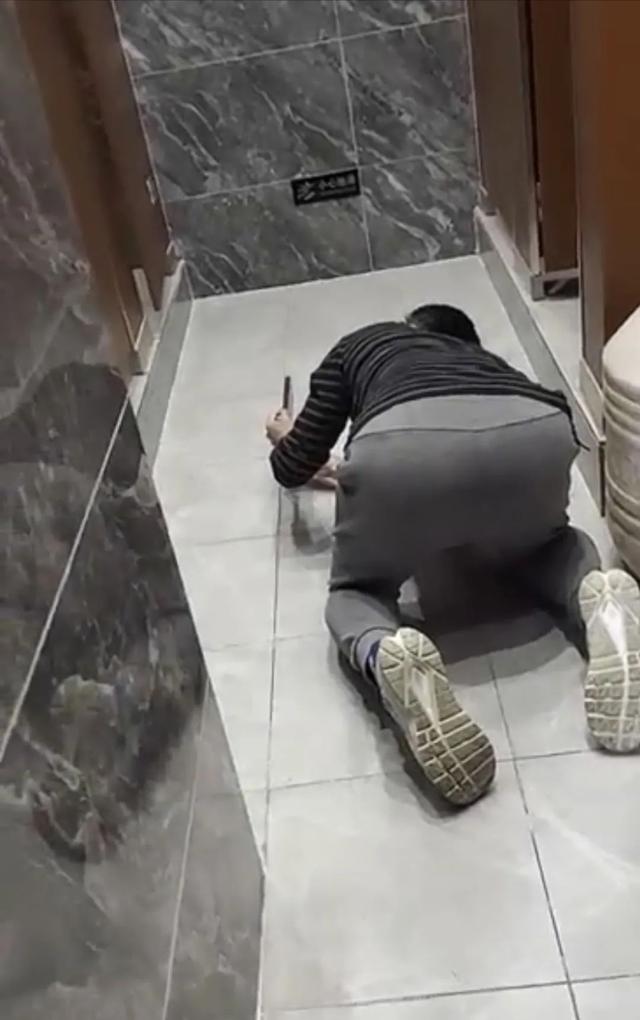 男宠跪趴姿势伺候男主人男宠的跪趴姿势，一种独特的侍奉方式