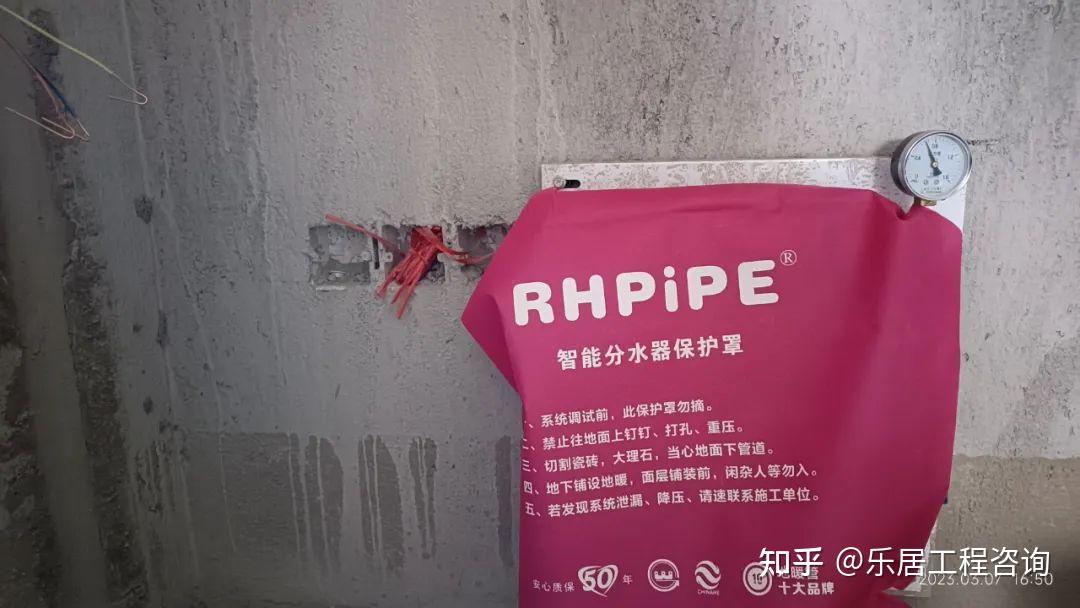 被压在洗手台后的力量
